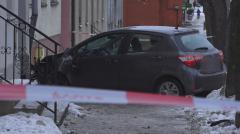 Zjechała z drogi i uderzyła w budynek